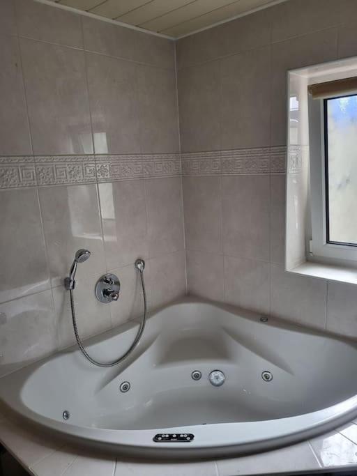 Schoene Unterkunft Mit Whirpool Nahe Phantasialand Apartment Weilerswist Luaran gambar
